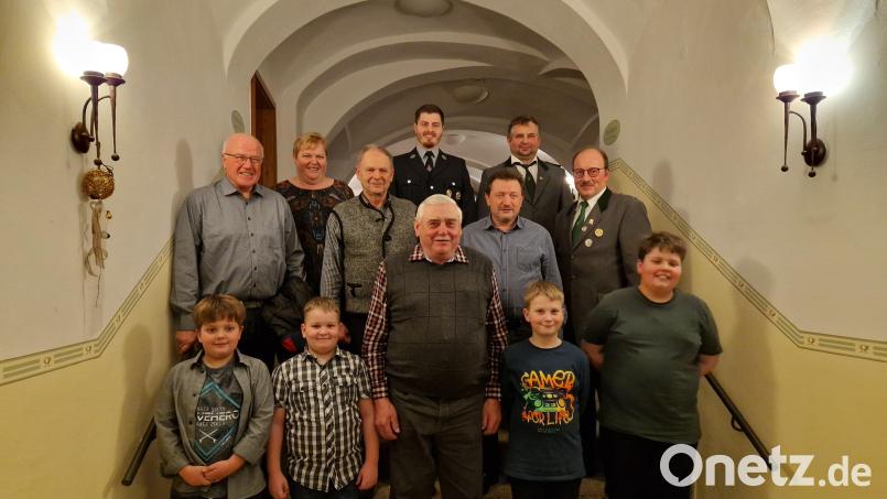 Gratulationen nahm Gerhard Schüßler (vorne Mitte) von seinen Enkelkindern Michael, Adrian, Jonas und Rafael Schüßler (vorne von links) sowie Willi Schicker, Edith Fischer, Konrad Fischer, Matthias Schedl, Hermann Lobinger, Thomas Richtmann und Alfons Weiß (hinten von links) entgegen. Bild: Matthias Wild/exb