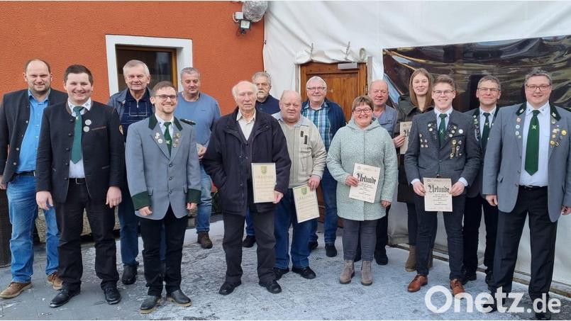 Ein besonderer Dank von Schützenmeister Alexander Schmucker (Vierter von links) und Stellvertreter Dominik Brenner (rechts) geht im Beisein von Zweitem Bürgermeister Thomas Kleber (links) und Christoph Baier (Zweiter von links) vom Grenzgau an alle langjährigen Mitglieder, insbesondere an Ehrenmitglied Kaspar Liegl (Sechster von links) für 65 Treuejahre. Bild: gz
