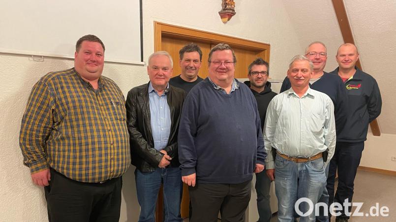 Georg Redl (links) hatte Pfarrer Hubert Bartel (Vierter von links) eingeladen, mit den Kulmainer Feuerwehrkameraden über die Notfallseelsorge und Krisenintervention zu sprechen. Bild: Gemeinde Kulmain/exb