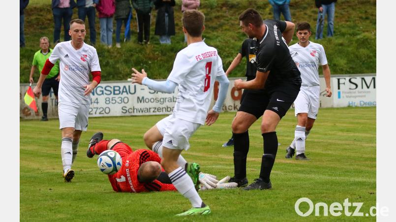 Der FC Dießfurt (weiße Trikots) will in der Frühjahrsrunde der Kreisliga Nord die Abstiegssorgen vertreiben. Im Kampf um den Ligaverbleibt setzen die Dießfurter mit Martin Ruda auf einen neuen Trainer. Bild: Dieter Jäschke