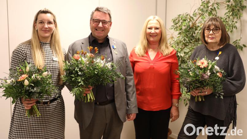 Regina Ahrens (Zweite von rechts) übergibt einen Spendenscheck an Katharina Salbeck (links) und zeichnet Gisela Pöhler (rechts) sowie Martin Steinkirchner (Zweiter von links) mit der &quot;Medal of Merit&quot; aus. Bild: Matthias Walk/exb