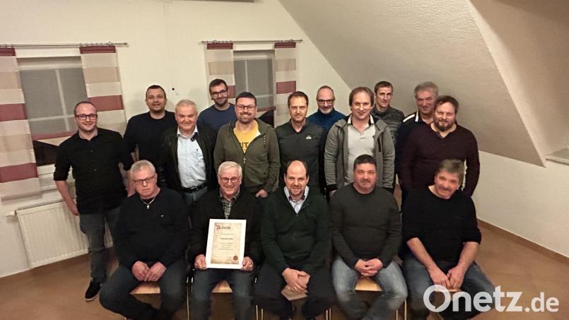Rainer Bayer (vorne Mitte) bleibt Vorsitzender der Interessengemeinschaft Wasserversorgung Zinst. Zusammen mit den weiteren Vorstandsmitgliedern und Bürgermeister Günter Kopp (Vierter von links) verabschiedete er Ehrenvorsitzenden Karl Schraml (vorne, Zweiter von links) aus dem Gremium Bild: Gemeinde Kulmain/exb