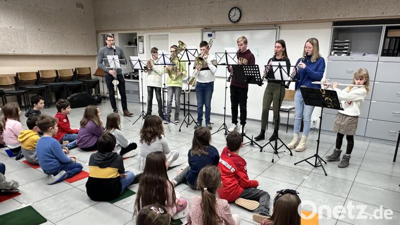 Unterricht mal anders: Die Grundschüler sind zu Gast bei der Stadtkapelle Oberviechtach. Bild: Bianca Reil/exb