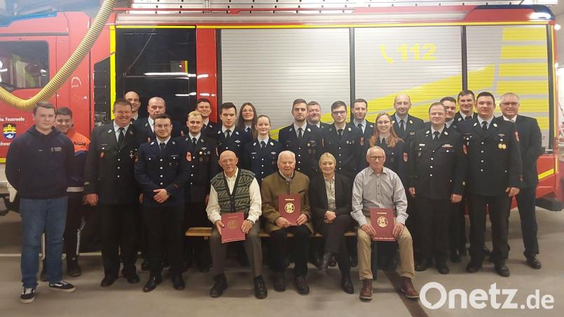 Ehrungen und Beförderungen stehen bei der Jahreshauptversammlung der Feuerwehr Schwarzenfeld im Mittelpunkt. Bild: Feuerwehr Schwarzenfeld/exb