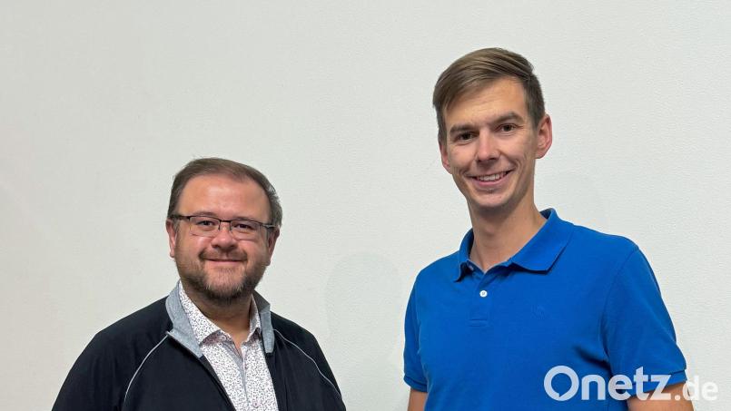 Vorsitzender Hans Walter (links) bleibt noch für zwei Jahre Vorsitzender des Mitarbeiter- und Pensionärsvereins Siemens Kemnath. Fabian Wöhrl (rechts) ist der neue Kassier. Bild: Lukas Kopp/exb