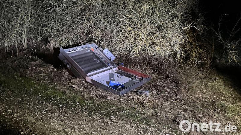 Eine Frau beobachtet, wie ein Zigarettenautomat erst abgeflext und dann gestohlen wird. Sie informiert die Polizei. Kurz darauf entdeckt eine Streife die mutmaßlichen Täter. Bild: Polizei Oberpfalz