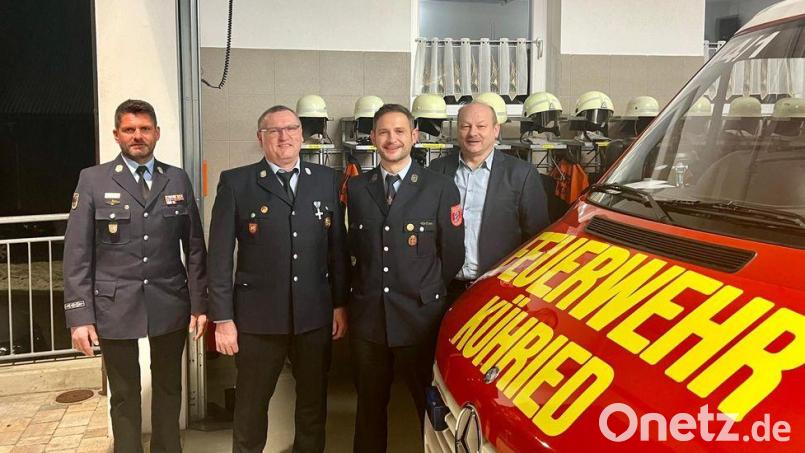 Erster Kommandant bleibt Manfred Wagner (Zweiter von links), sein Stellvertreter Manuel Ruider (Dritter von links). Mit im Bild Kreisbrandmeister Andreas Brandstätter (links) und Zweiter Bürgermeister Robert Hechtl (rechts). Bild: Markus Hechtl/exb