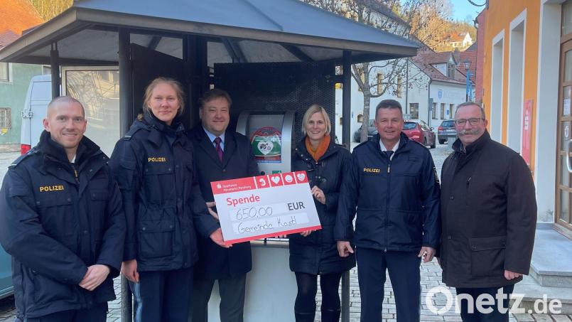 Die Studierenden Matthias Müller und Theresa Reim (von links) sowie stellvertretende Studienortsleiterin Marion Ilrbacher (Dritte von rechts) und Studienortsleiter Markus Ixmeier (Zweiter von rechts) überreichten die Spende an die Bürgermeister Stefan Braun (Dritter von links) und Andreas Otterbein (rechts). Bild: Laila Dobrosinski/exb