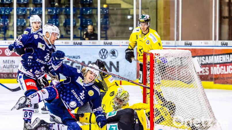 Vor zwei Wochen feierten die Blue Devils einen 8:5-Erfolg gegen die Tölzer Löwen (Szene mit Neal Samanski, vorne, und Tyler Ward vor dem Tölzer Kasten. Zum Familientag kreuzen die Löwen am Sonntag erneut in der Hans-Schröpf-Arena auf. Archivbild: Tobias Neubert