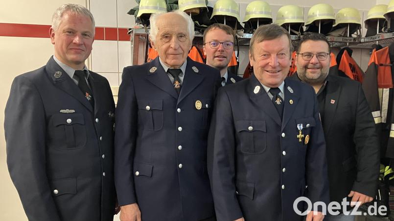 Bei Alois König und Franz Scherm (Zweiter und Vierter von links) bedankten sich die Vorsitzenden Matthias Melzner und Hubert Scherm sowie Bürgermeister Thomas Kaufmann (von links) für deren Treue zur Feuerwehr. Bild: Feuerwehr/exb