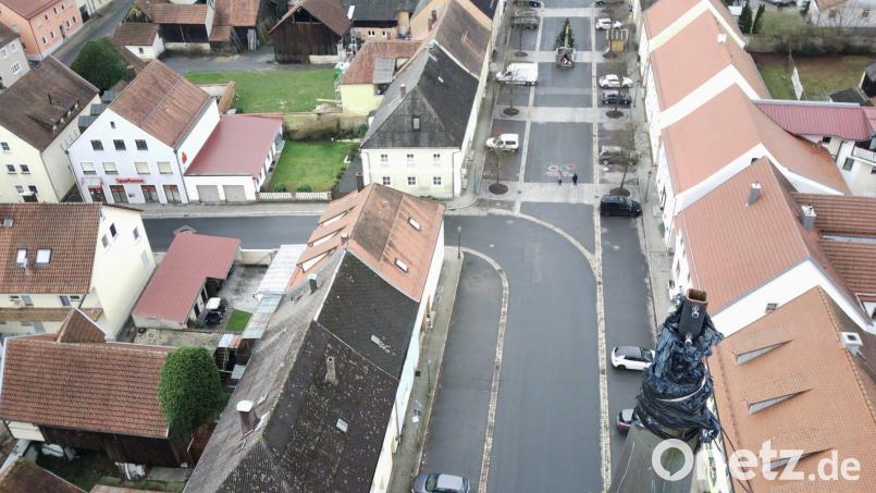 Eine Drohnenaufnahme zeigt die Stelle auf dem Turm, der Winklarner Pfarrkirche an der das Wetterkreuz hing. Nicht gut schaut&#039;s aus, finden viele Bürger. Bild: Michael Wagner/exb