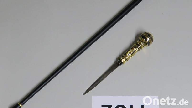 Am Nürnberger Flughafen haben Zollbeamte im Koffer eines Reisenden einen Stockdegen entdeckt. Bild: Zoll/dpa