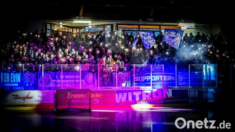 Einmal ein Spiel der Blue Devils anschauen? Der Eishockey-Oberligist lädt am 9. Februar Einsatzkräfte aus verschiedenen Bereichen zum Blaulichttag ein. Bild: Tobias Neubert