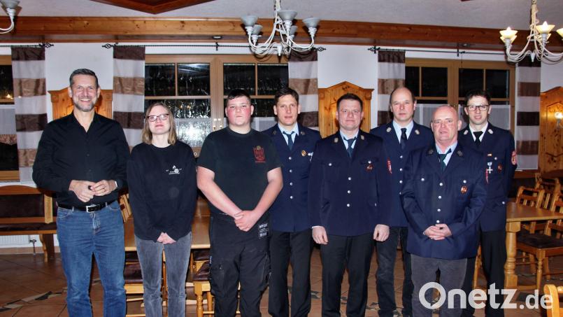 Nach der Ehrung: (von links) Bürgermeister Roman Berr, Annalena Heindl, Valentin Scherr, Vorsitzender Harald Heinl, Andreas Fenzel, Kommandant Peter Appel, Klaus Pickel und Kreisbrandmeister Norbert Sperber. Bild: ds
