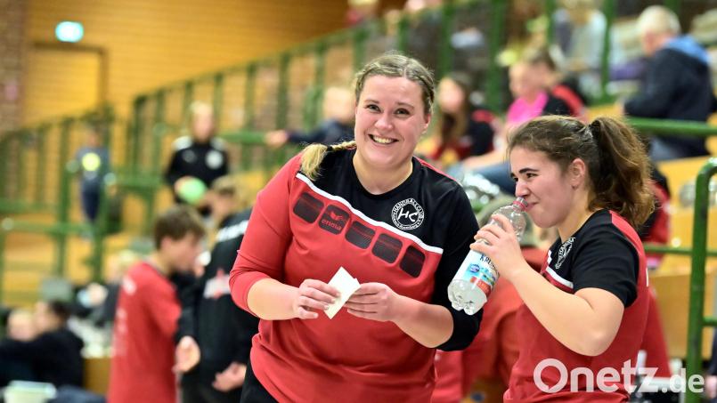 Annika Senger (links) und Laura Weber (rechts), Torhüterinnen des HC Sulzbach-Rosenberg, freuen sich bereits auf die Heimpartie gegen die TG Heidingsfeld. Bild: Hubert Ziegler