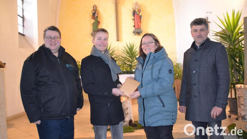 Eine Spende von insgesamt 1530 Euro aus den Film-Vorführungen „Ndendule – Eine Mission im Regenwald“ übergibt Jonas Rom an Vorstandsmitglied Gabi Hagn von der Missionsbrücke im Beisein von Pfarrer Udo Klösel (links) und Vorsitzendem Bernhard Rom (rechts). Bild: gi