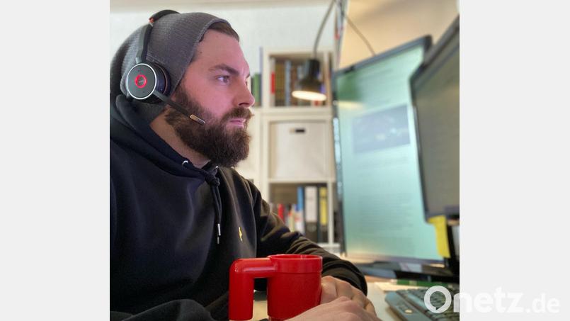 Bürgermeister Sebastian Dippold arbeitet mit Vollbart im Homeoffice. Ob er mit oder ohne Bart aus der Quarantäne kommt, macht den Neustädter noch sehr nachdenklich. Bild: Sebastian Dippold/exb