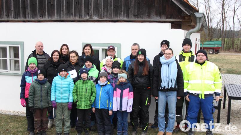 Das Vorstandsteam der KLB mit Roswitha Kraus (mittlere Reihe, Zweite von links), Daniela Bäuml, Kathrin Konrad (hintere Reihe, Zweite und Dritte von links) und Hermann Härtl (hintere Reihe, Dritter von rechts) freute sich über die erfolgreiche Christbaumsammlung. Susanne Lehner (mittlere Reihe, Dritte von links, mit Geldbox) vom Hospizdienst durfte danach eine Spende in Höhe von über 800 Euro entgegennehmen. Bild: heb
