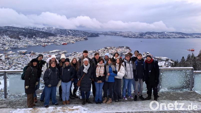Die Schülergruppe des EG mit ihren Begleitlehrkräften über den &quot;Dächern&quot; von Bergen, Norwegen Bild: ero