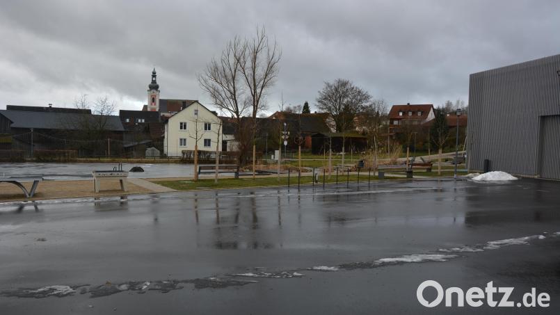 Wetterbedingt ist derzeit nicht viel los auf dem Freizeit-Areal am Dorfteich in Bad Neualbenreuth. Sobald es in den kommenden Monaten wärmer wird, dürfte sich das schnell ändern. Auf die Asphaltdecke des Geländes soll eine „Mensch-ärgere-dich-nicht“-Spielfläche aufgebracht werden. Bild: jr