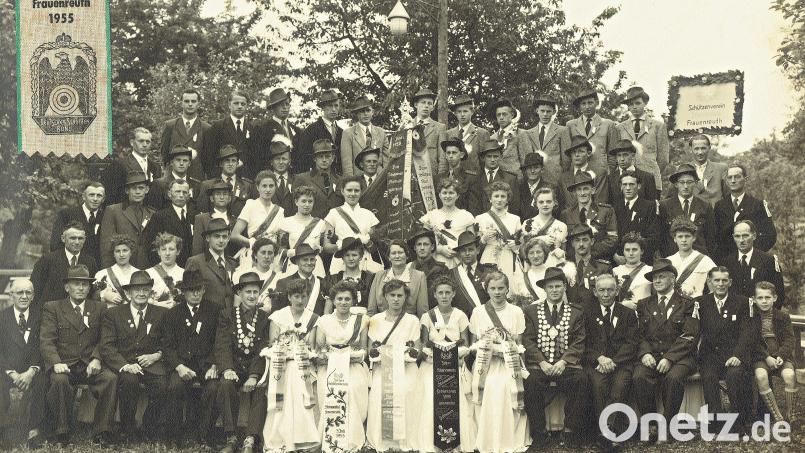 Die Frauenreuther Schützen wissen, wie man feiert. Das Bild zeigt Vereinsmitglieder mit den Festdamen anlässlich des 50. Gründungsjubiläums. Bild: Archiv Schützenverein Frauenreuth/exb