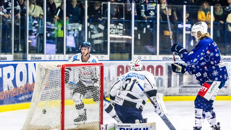 Der Weidener Neal Samanski (rechts) im Spiel gegen die Bayreuth Tigers am 30. Dezember des Vorjahres. Archivbild: Tobias Neubert