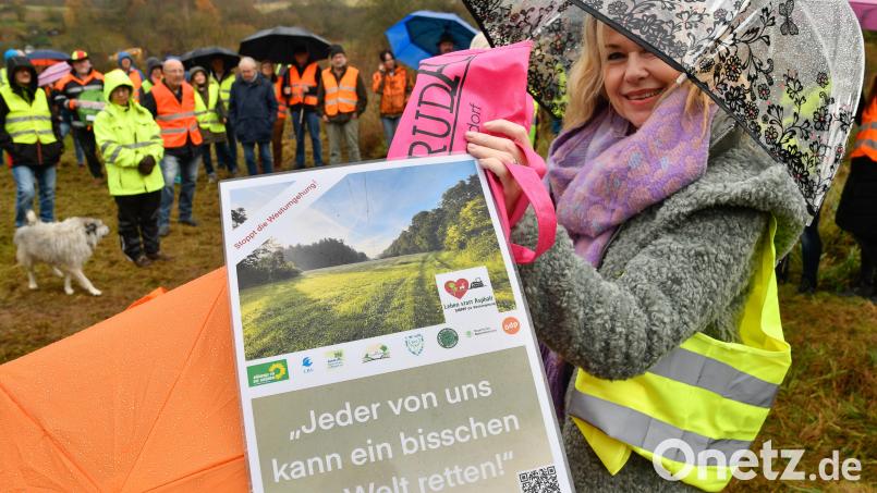 Die Interessengemeinschaft „Leben statt Asphalt“ lädt am Sonntag, 28. Januar, zu einer Veranstaltung für mehr Klimaschutz, Biodiversität und weniger Straßenbau in Kümmersbruck. Im Bild die „Menschenkette gegen Flächenfraß“ auf der Trasse der Westumgehung. Archivbild: Petra Hartl
