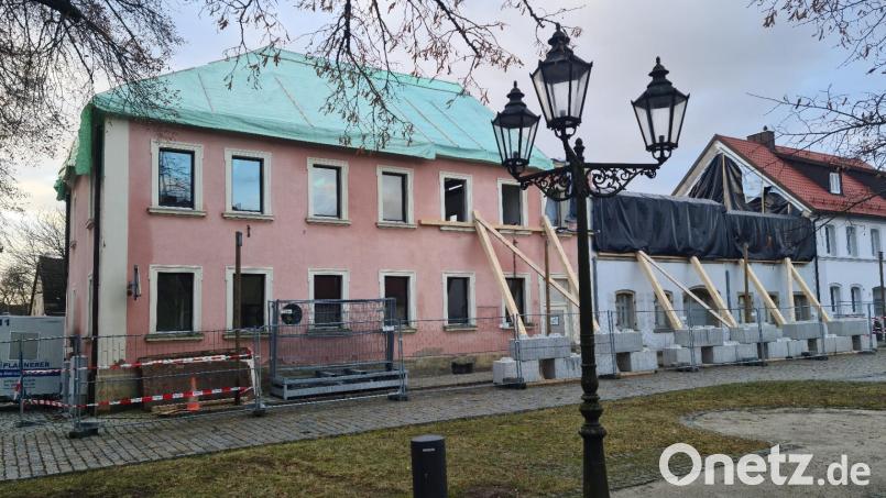 Die Verwaltungsgebäude werden modernisiert. Manche Stadträte stört der Anblick bei Veranstaltungen. Bild: sne