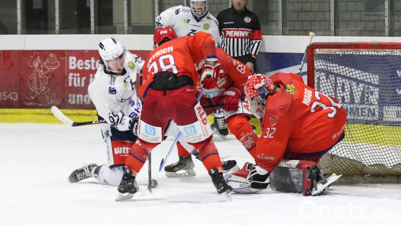 Die Blue Devils gewannen am Freitag beim EC Peiting mit 5:3. In dieser Szene scheitert der Weidener Angreifer Robert Hechtl (links) am Peitinger Goalie Andreas Magg. Bild: Roland Halmel
