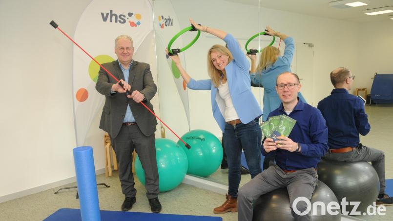 Im Gymnastikraum stellten Landrat Richard Reisinger, VHS-Leiterin Claudia Mai und der stellvertretende Leiter Thomas Rode (von links) das neue Programm vor und testeten gleich die Übungsgeräte. Bild: ge