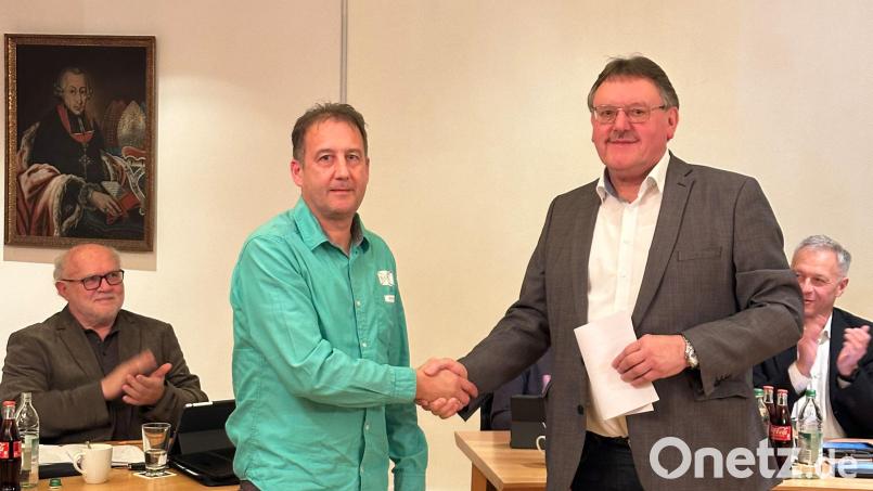 Nach dem Eid verpflichtet Bürgermeister Hans-Martin Schertl (rechts) den neuen Stadtrat Rainer Liermann mit Handschlag. Bild: Stefanie Gradl