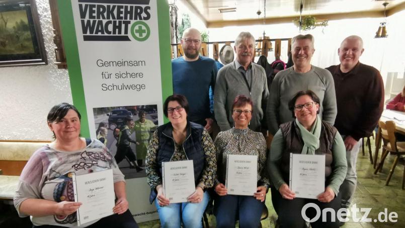 Dankesworte richten der stellvertretende Polizeidienststellenleiter Tobias Wirth, Bürgermeister Reiner Gäbl, Verkehrswachtvorsitzender Hans Messer und Polizeiverkehrserzieher Wolfgang Piehler (hinten, von rechts) an Agnes Härtl für 20 Jahre, Doris Wild für 25 Jahre und Silke Singer und Inge Werner für 15 Jahre Lotsendienst (von rechts). Bild: gz