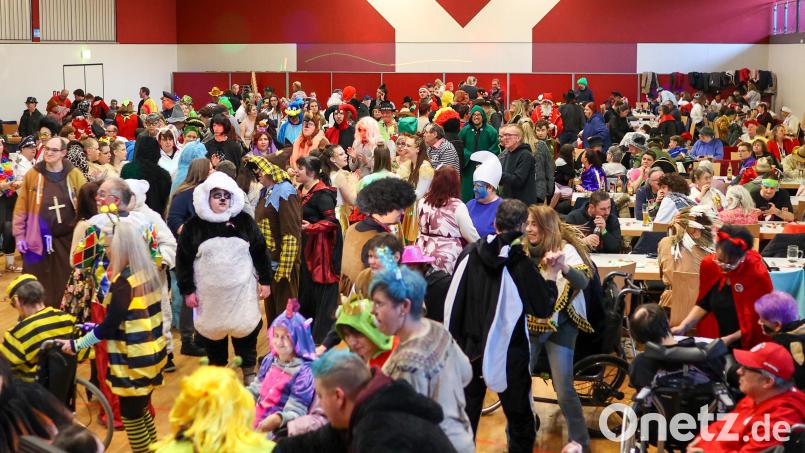 Über 500 Besucher kommen zum Dr. Loew Faschingsball in die Nabburger Nordgauhalle. Bild: Dr. Loew Einrichtung/exb