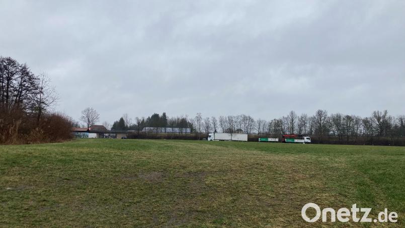 Auf der städtischen Fläche südlich des Kemnather Festplatzes werden die Wohncontainer für Geflüchtete errichtet. Baubeginn soll in etwa drei Monaten sein. Bild: stg