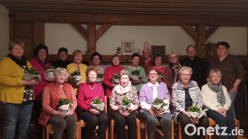 Stellvertretende Bezirksvorsitzende Rita König, Renate Zaloga, Andrea Zeitler und Pfarrer Heribert Stretz übernahmen die Ehrung von 32 Vereinsmitgliedern des Katholischen Frauenbunds Kastl. Bild: Katholischer Frauenbund Kastl/exb