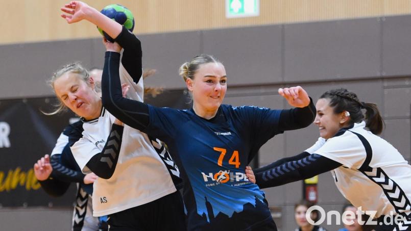 Tara Schumacher (Mitte) war beim Auswärtssieg der HSG Weiden in Forchheim kaum zu bremsen. Archivbild: G. Büttner