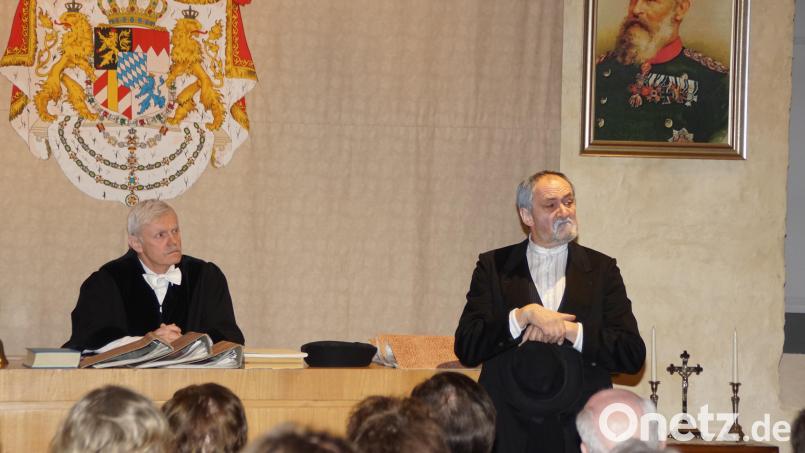 Ludwig Zwick (links) spielt den &quot;Herr Rat&quot; beim Königlich Bayerischen Amtsgericht. Archivbild: mmj