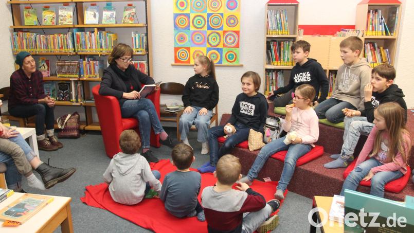 Büchereileiterin Gertie Kreuzer (Zweite von links) hat aufmerksame Zuhörer. Bild: pi