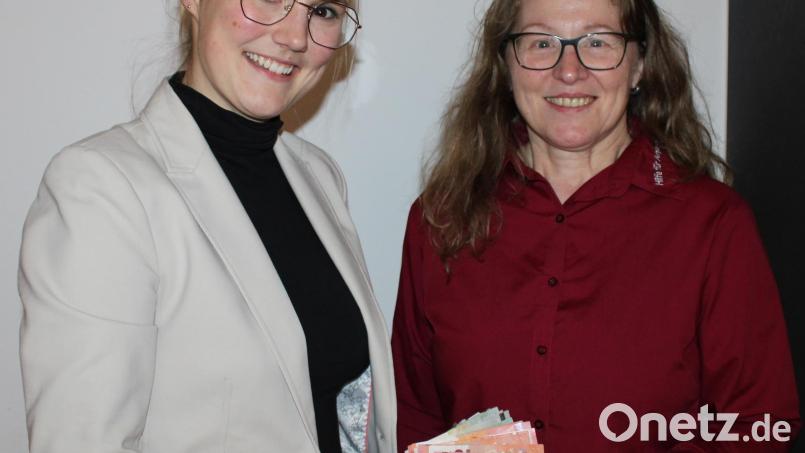 Renate Neumann (links) übergibt eine Spende in Höhe von 222 Euro an Christine Sporrer von &quot;Hilfe für Anja“. Bild: Michael Sporrer/exb