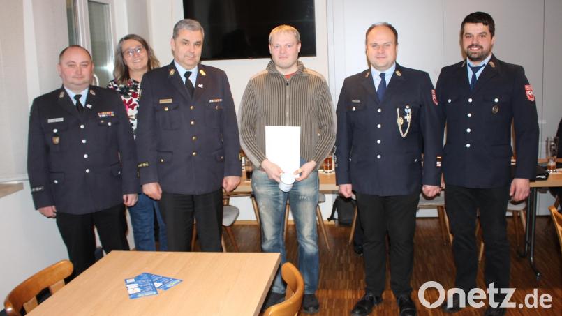 Für 25 aktive Dienstjahre in der Feuerwehr Zessau-Weihersberg wird Roland Hösl (Dritter von rechts) ausgezeichnet. Es gratulieren (von rechts) Johannes Rupprecht, Markus Eichermüller; (von links) Jürgen Haider, Carmen Pepiuk und Wolfgang Schwarz. Bild: bjp