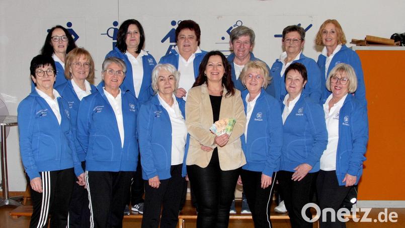 Die Frauen der Gymnastikgruppe des SVS Schönhaid übergaben Claudia Grillmeier, Schirmherrin der Aktion Lichtblicke, eine Spende von 300 Euro. Bild: Lisa Langer/exb