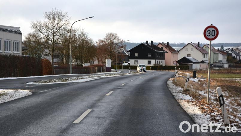 Tempo 30 gilt seit einem Jahr in der gesamten Leonberger Straße, wo sich unter anderem die Stiftlandwerkstätten (links) befinden. Noch immer gibt es aber Beschwerden, dass häufig zu schnell gefahren werde. Bild: jr