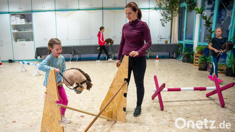 Im Begegnungscampus Immenreuth gibt es einen Hobby-Horsing-Kurs. Auf Steckenpferden trainieren die Mädchen Ausdauer und Koordination. Trainerin Juliane Lockner gibt Anweisungen. Bild: Marina Gube