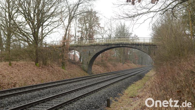 Die Brücke der Straße Haselhöhe–Sperlhammer muss bei der Elektrifizierung der Bahnstrecke vermutlich abgebrochen werden, weil die Drähte der Oberleitung nicht darunter durch passen. Bild: bey