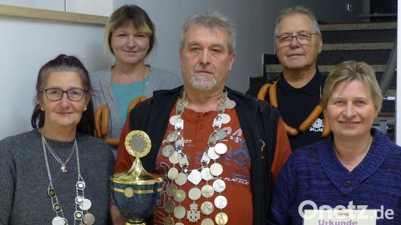Die erfolgreichen Schützen mit der Vorstandschaft: (von links) Andrea Kaufmann, Michaela Meisel, Dietmar Banasch, Dieter Pommeranz und Claudia Schreglmann. Bild: lgc