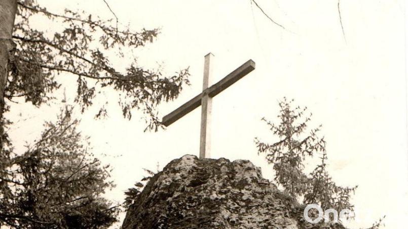 Das Kreuz auf dem Rehfelsen bei Schloss Neidstein erinnert an den tödlichen Sturz eines jungen Kletterers aus der Adelsfamilie von Brand. Bild: wsl
