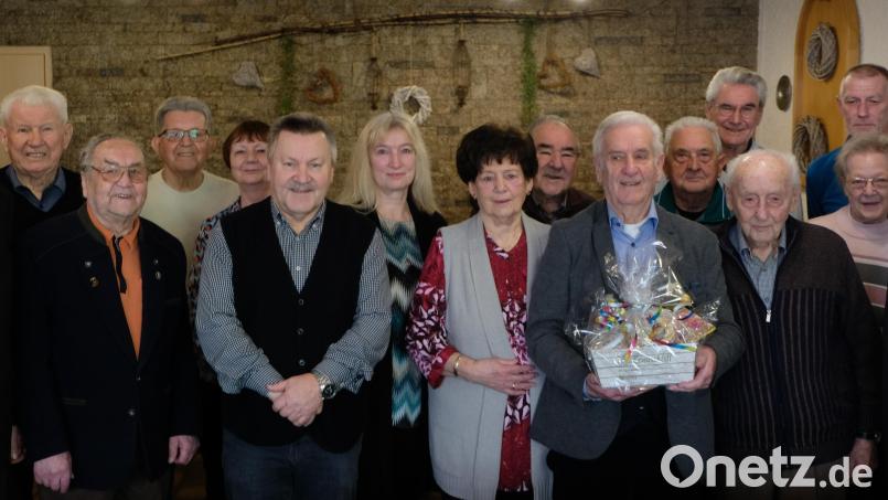 Viele Gratulanten waren zum Geburtstags-Frühschoppen ins „Weißes Rössl“ gekommen, um Alfons Lehner (Bildmitte mit Geschenk) die besten Wünsche zu überbringen. Bild: le