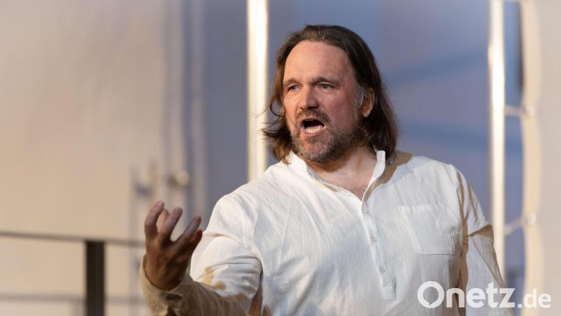 Bernhard Neumann bestreitet als Judas 65 Minuten lang einen Theatermonolog, bei dem sich alles um die Rolle des Judas als Bösewicht oder nicht dreht. Bild: Daniel Werner