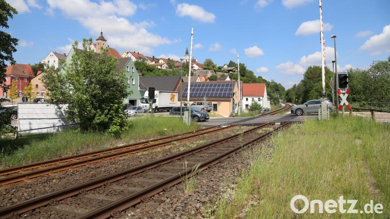 Die Verlegung der Bahn in einen Tunnel würde es ermöglichen, dass die Bahngleise im Zentrum aus dem Nabburger Stadtbild verschwinden. Archivbild: Gerhard Götz