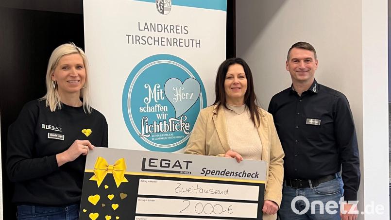 Claudia Legat (links) und Stefan Legat (rechts) übergaben an Lichtblicke-Schirmherrin Claudia Grillmeier einen Scheck. Bild: Lena Schedl/Landratsamt Tirschenreuth/exb